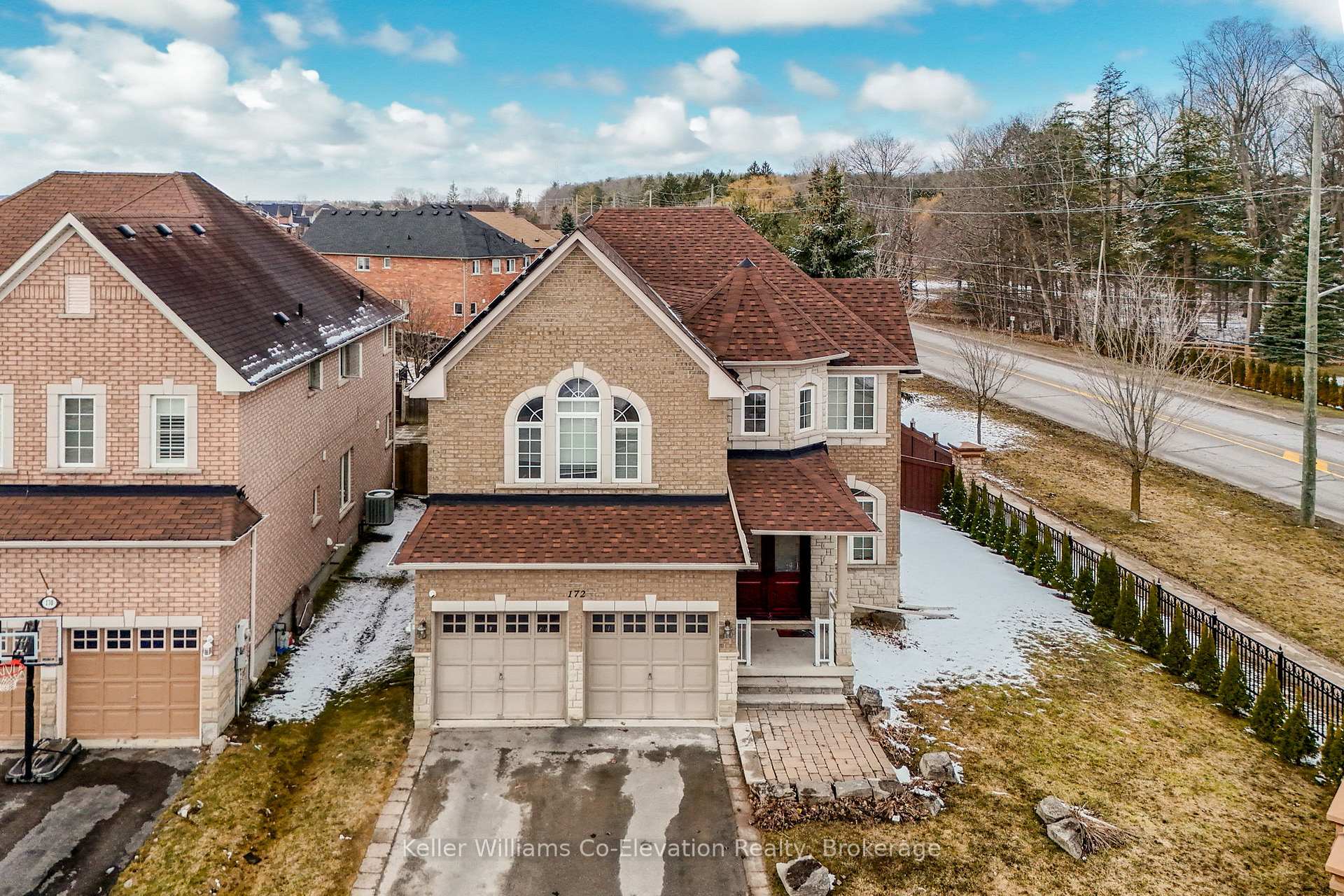 Photo 4 of 172 The Queensway, Barrie, Innis-Shore — HOMEH