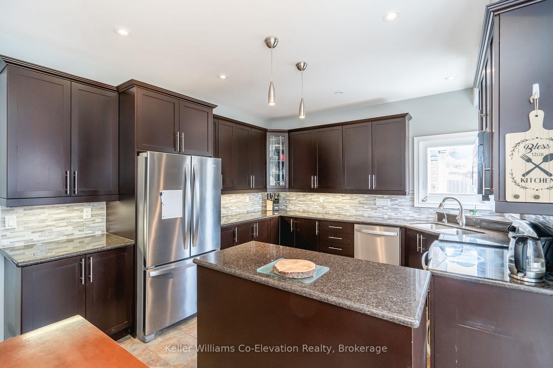 Photo 8 of 172 The Queensway, Barrie, Innis-Shore — HOMEH