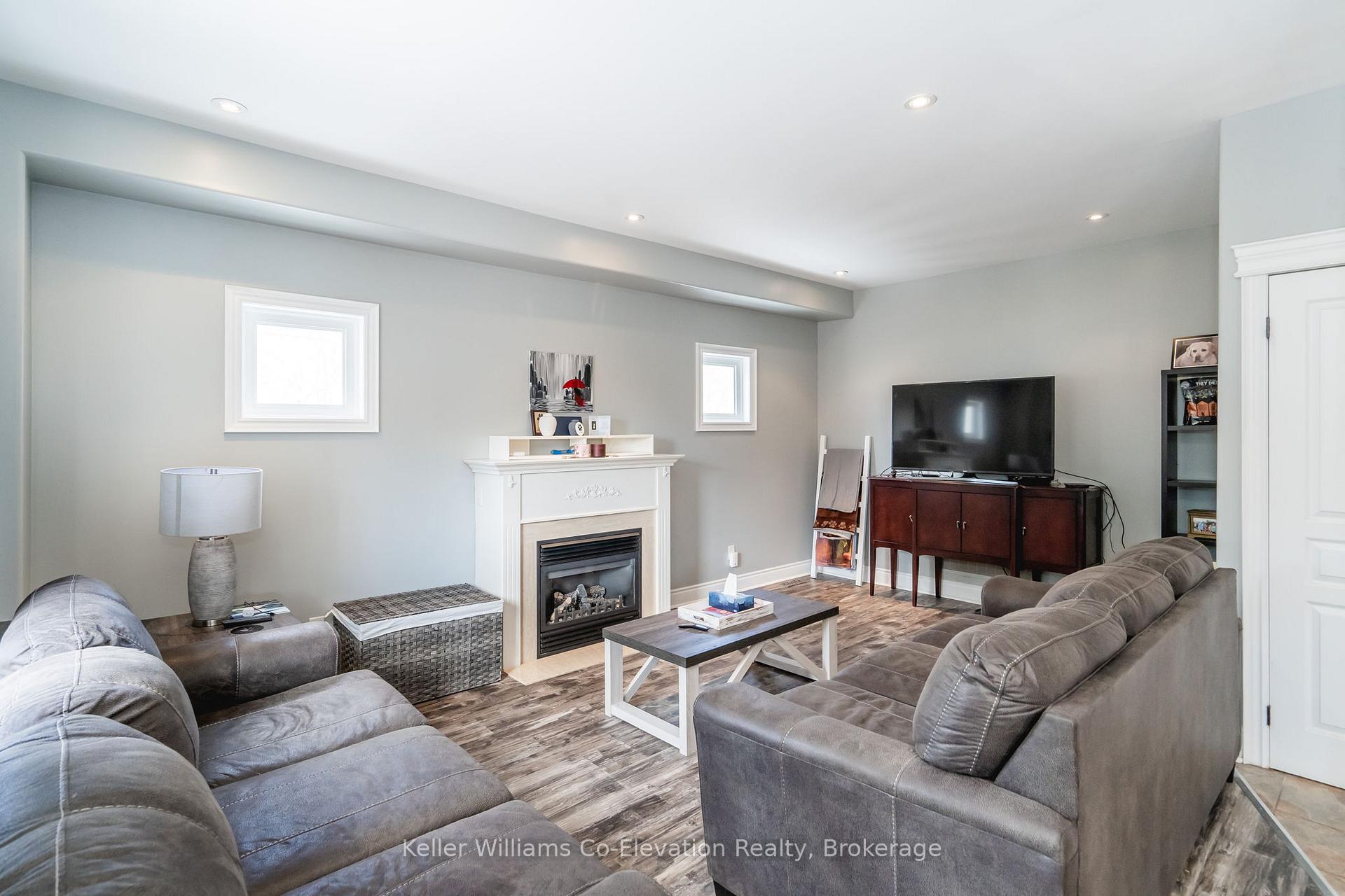 Photo 12 of 172 The Queensway, Barrie, Innis-Shore — HOMEH