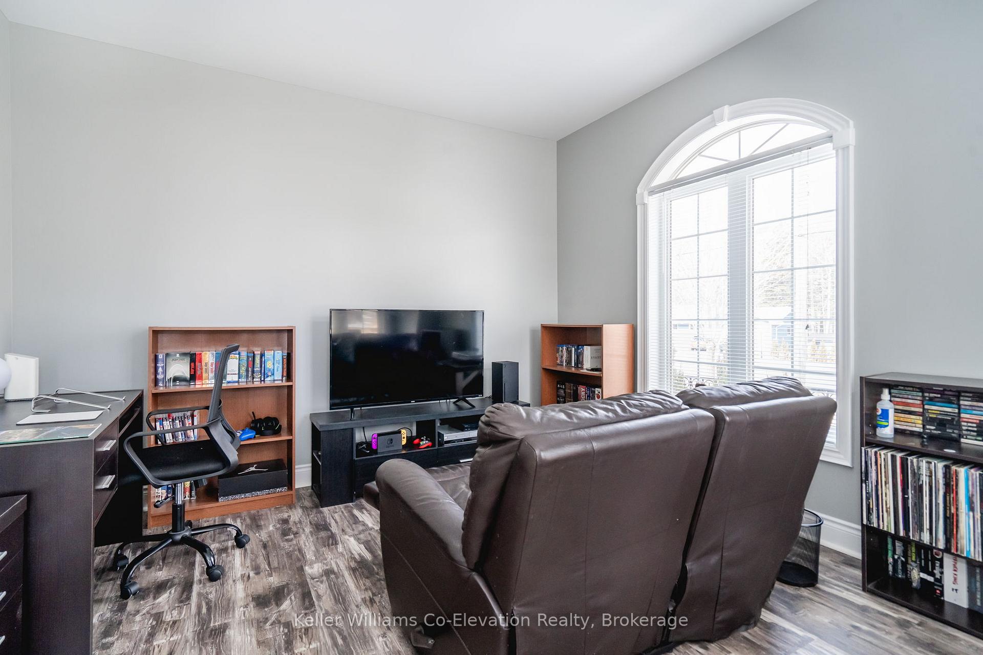 Photo 14 of 172 The Queensway, Barrie, Innis-Shore — HOMEH