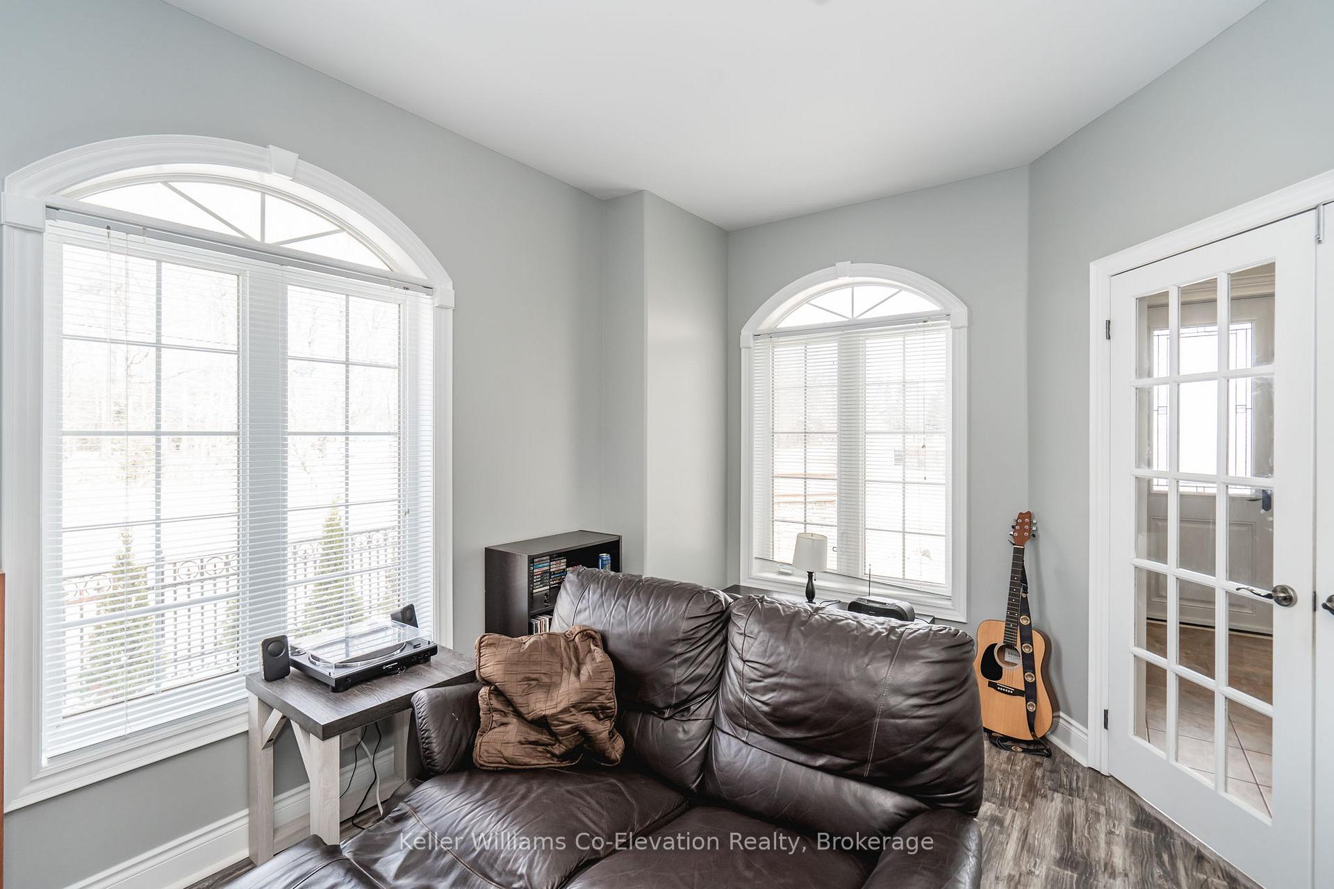 Photo 15 of 172 The Queensway, Barrie, Innis-Shore — HOMEH