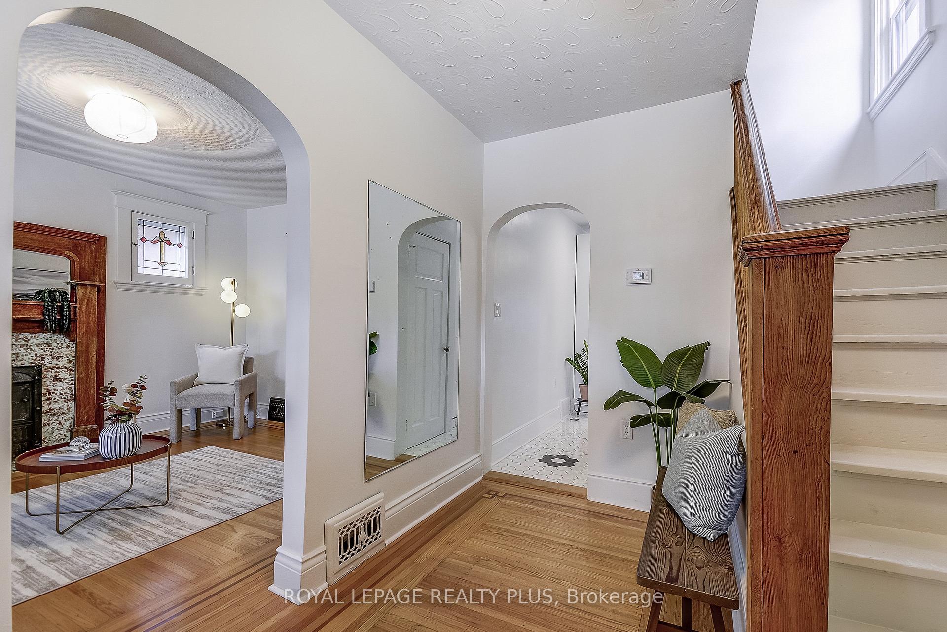 Photo 4 of 192 Kensington Avenue S, Hamilton, Delta — HOMEH