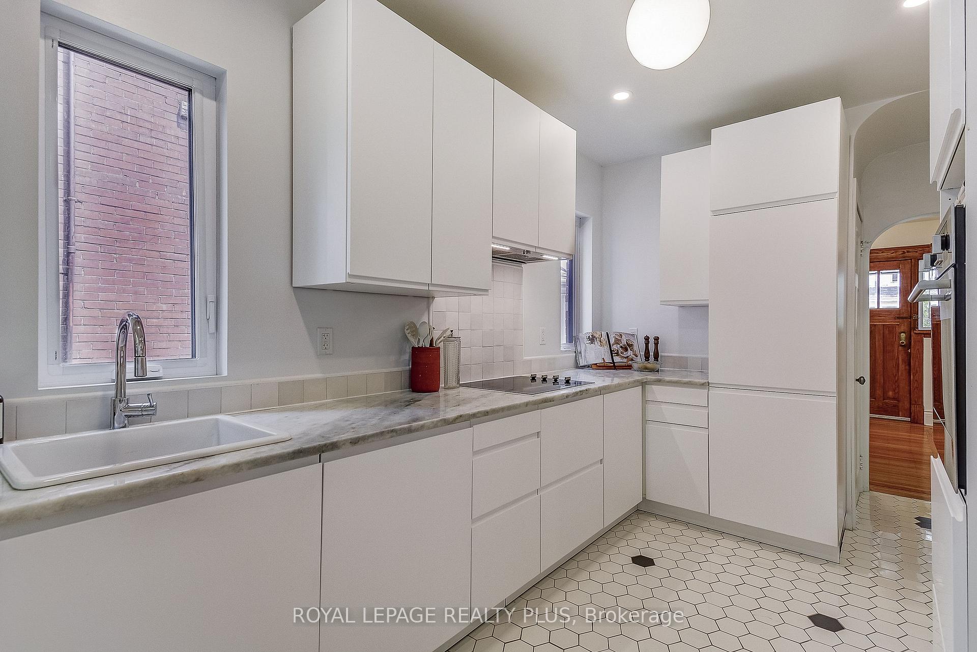 Photo 12 of 192 Kensington Avenue S, Hamilton, Delta — HOMEH