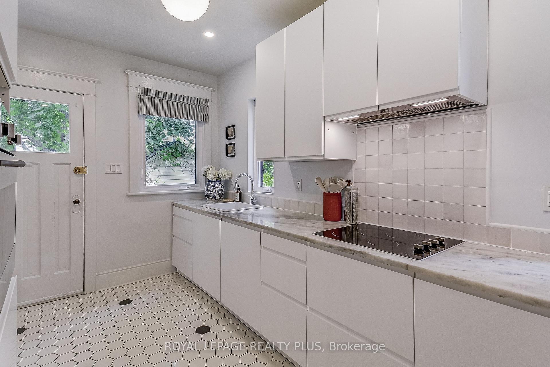 Photo 13 of 192 Kensington Avenue S, Hamilton, Delta — HOMEH