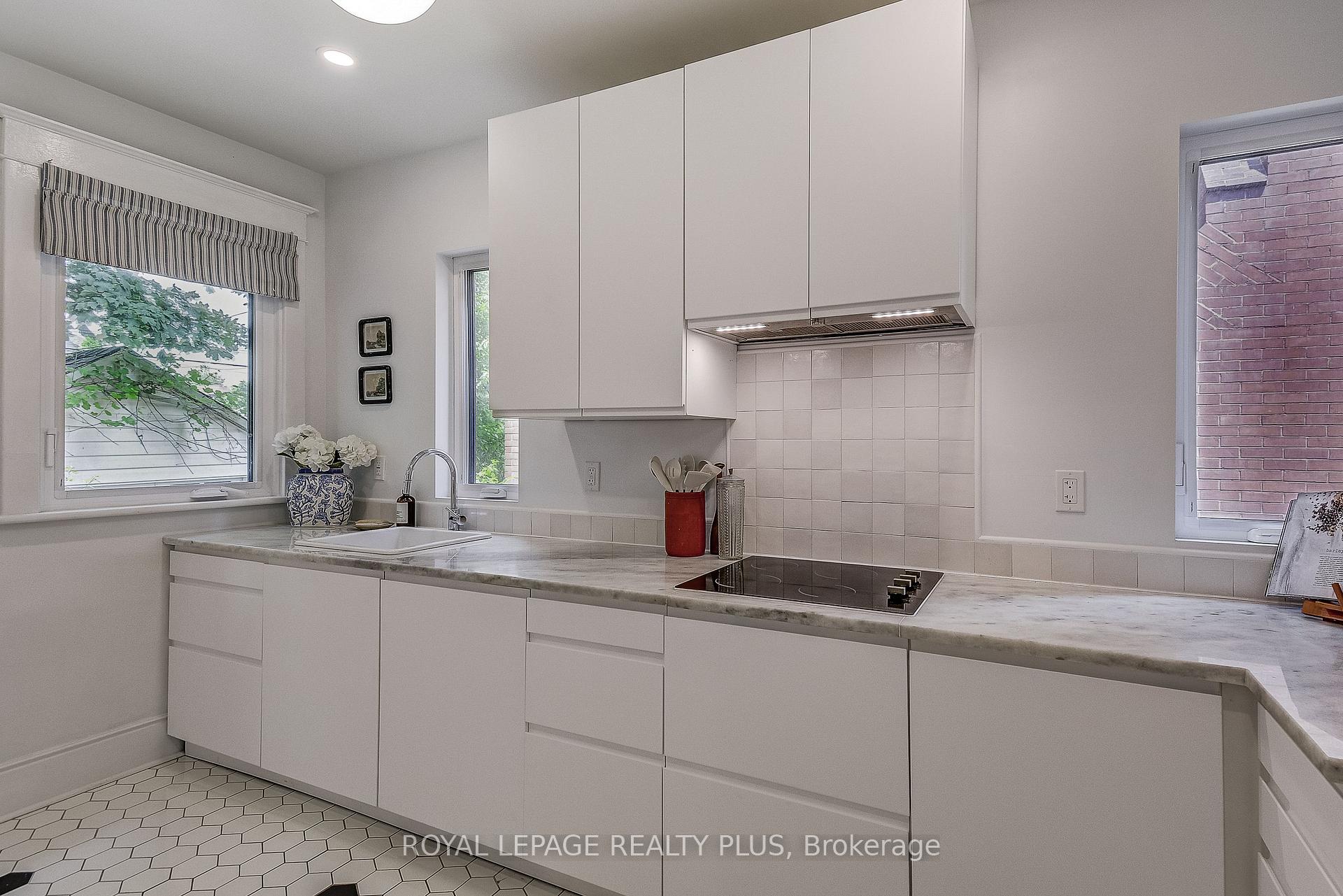 Photo 14 of 192 Kensington Avenue S, Hamilton, Delta — HOMEH