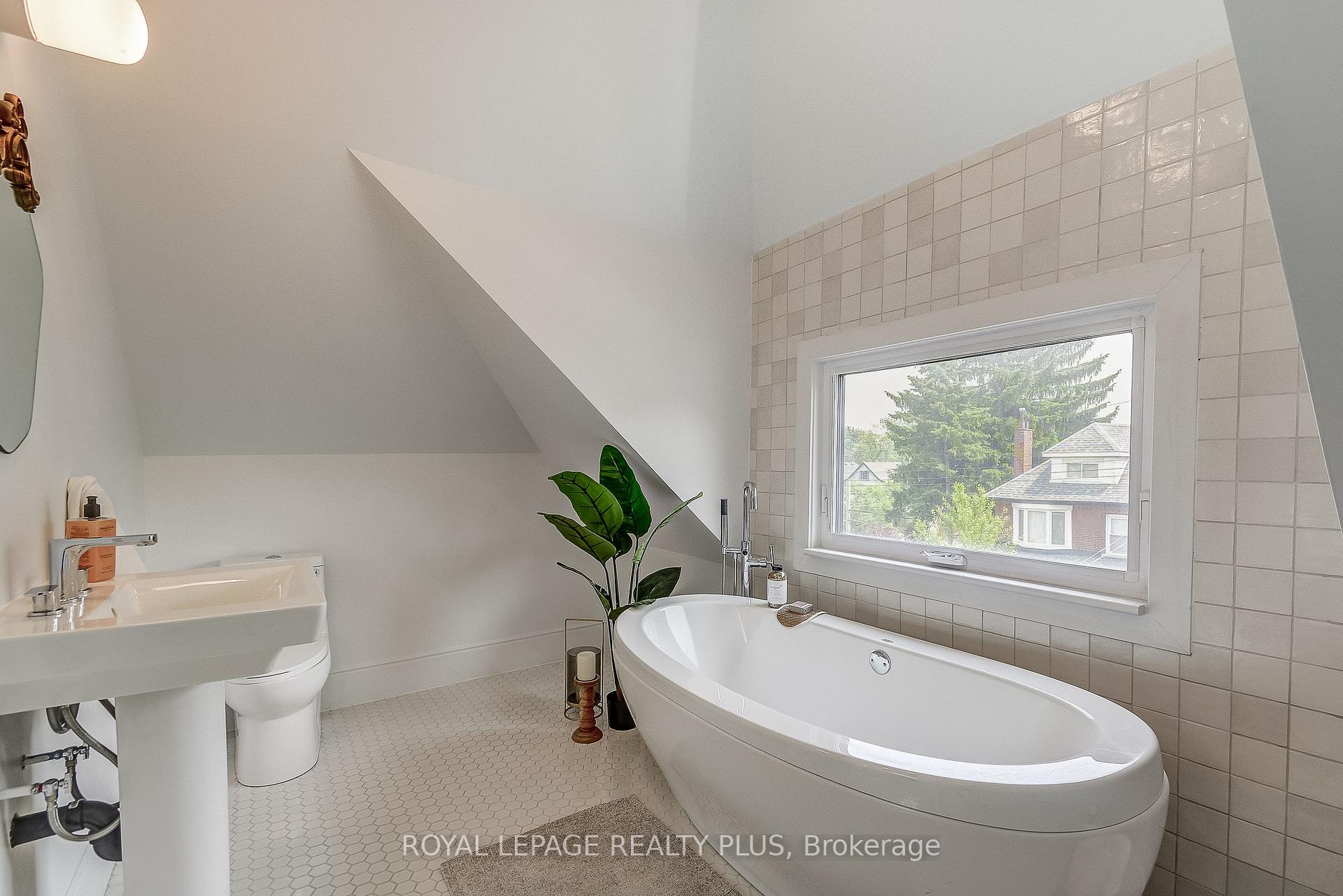 Photo 27 of 192 Kensington Avenue S, Hamilton, Delta — HOMEH