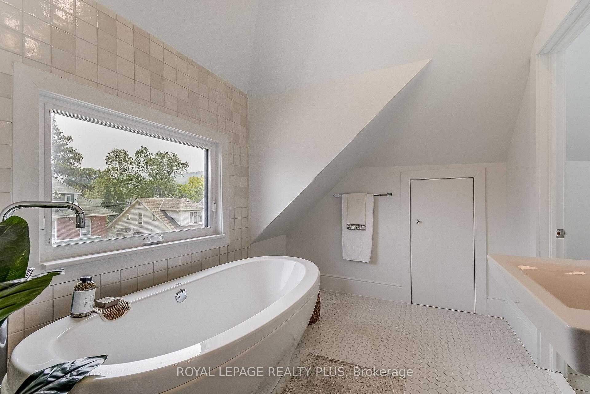 Photo 28 of 192 Kensington Avenue S, Hamilton, Delta — HOMEH