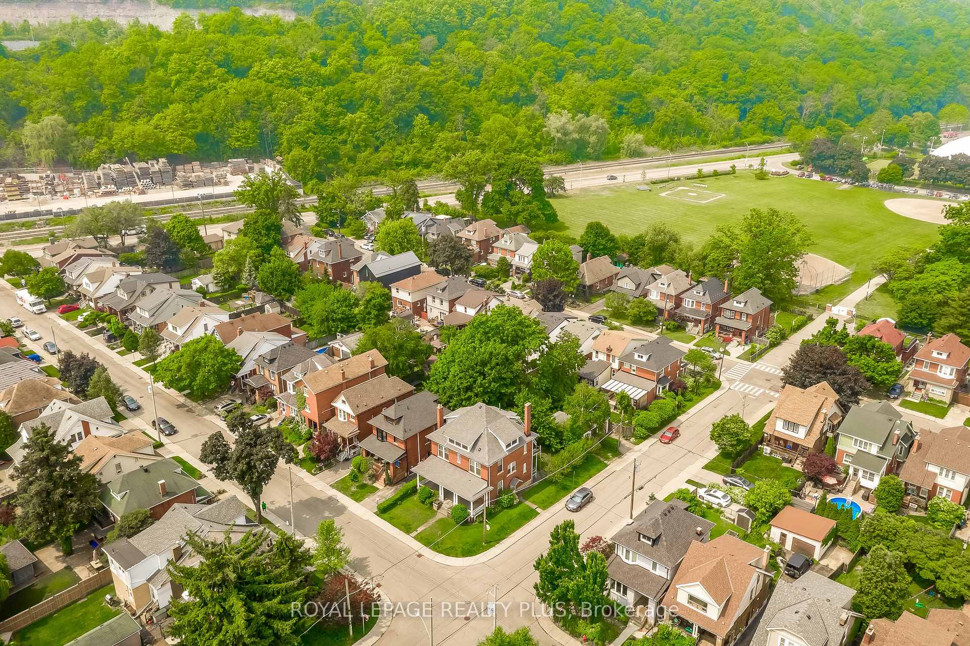 Photo 37 of 192 Kensington Avenue S, Hamilton, Delta — HOMEH