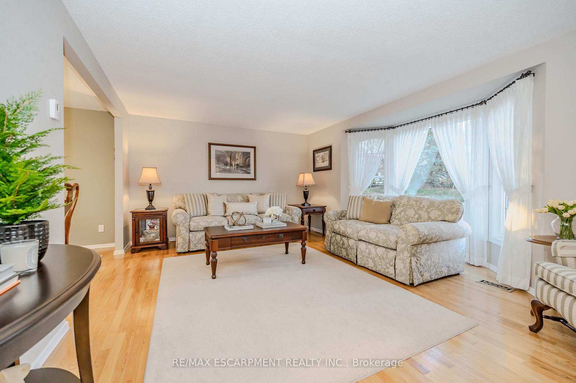 Photo 3 of 2 Jodi Place, Guelph, Willow West/Sugarbush/West Acres — HOMEH