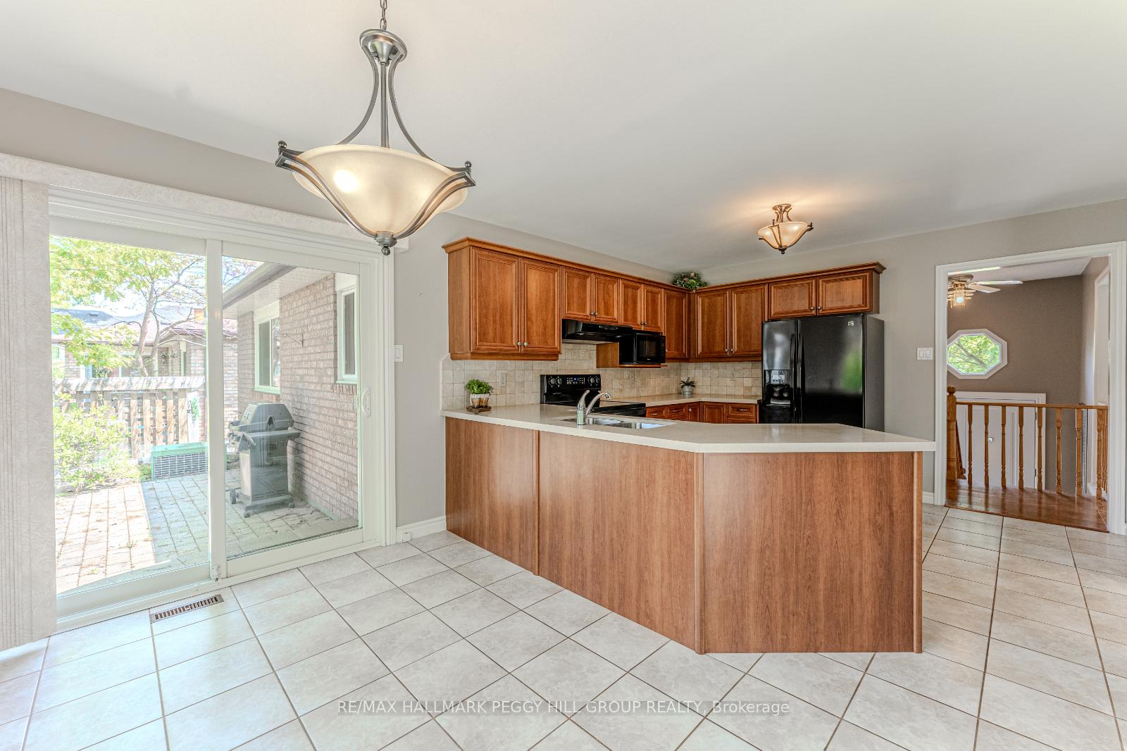 Photo 4 of 24 Layton Crescent, Barrie, Letitia Heights — HOMEH
