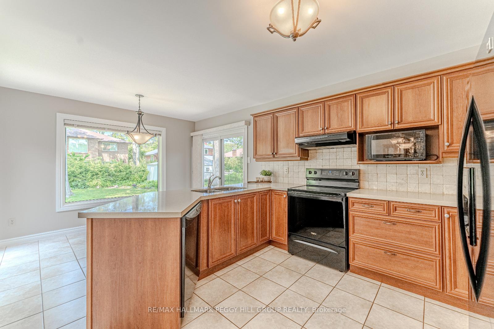 Photo 5 of 24 Layton Crescent, Barrie, Letitia Heights — HOMEH