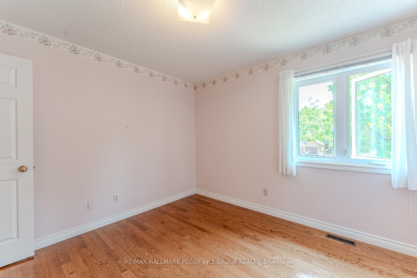 Photo 12 of 24 Layton Crescent, Barrie, Letitia Heights — HOMEH