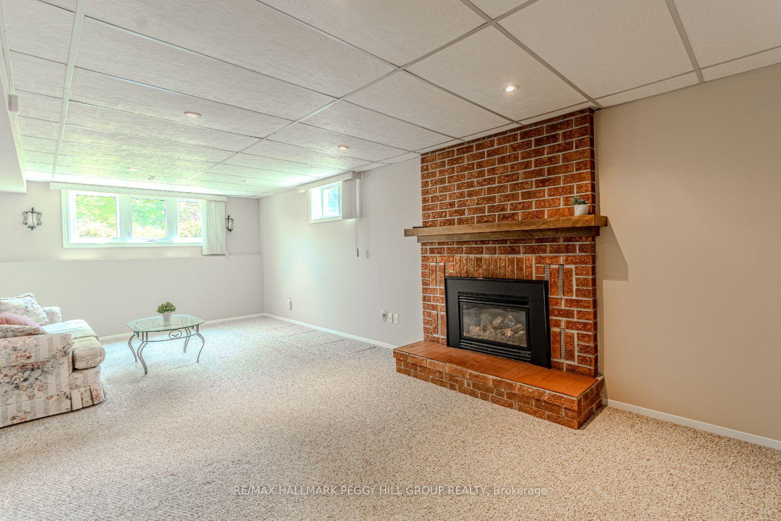Photo 14 of 24 Layton Crescent, Barrie, Letitia Heights — HOMEH