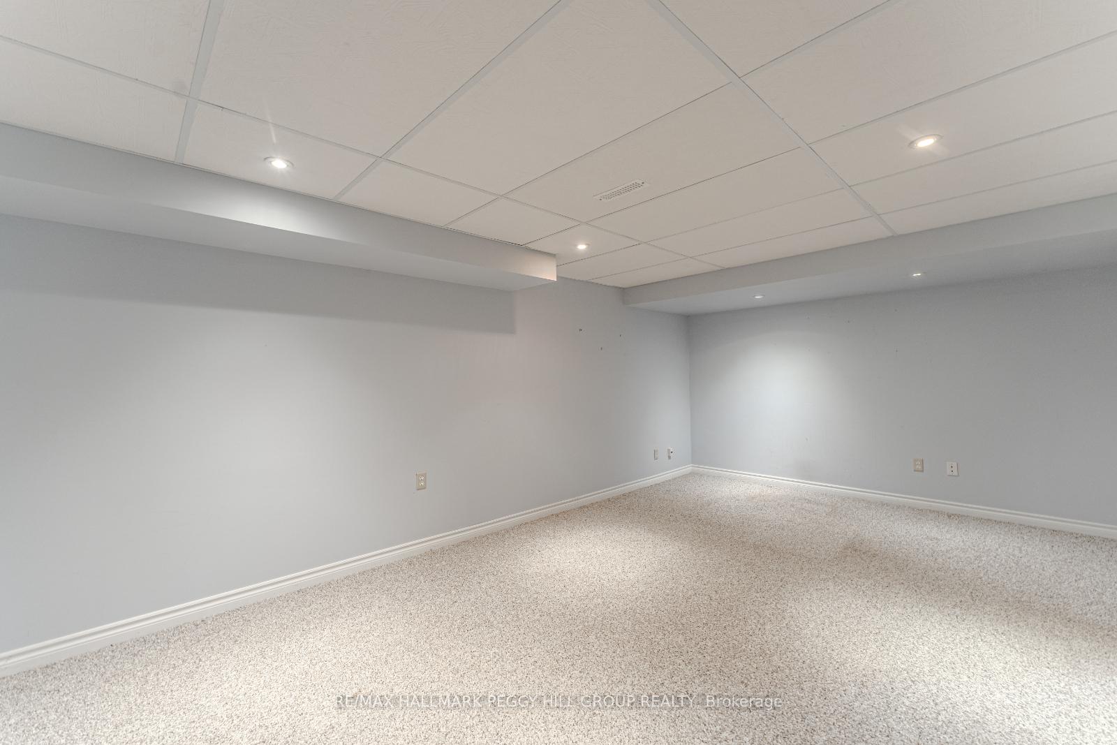 Photo 16 of 24 Layton Crescent, Barrie, Letitia Heights — HOMEH
