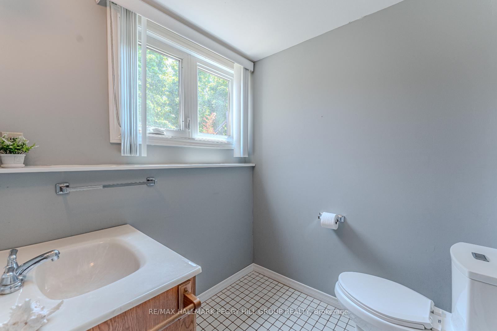 Photo 17 of 24 Layton Crescent, Barrie, Letitia Heights — HOMEH