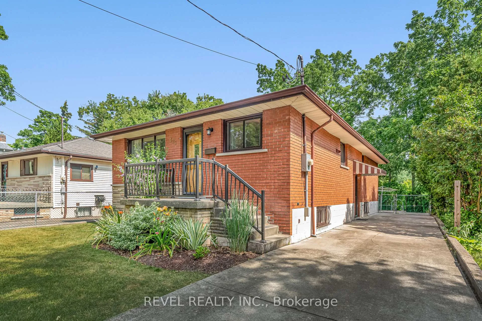 Photo 2 of 323 Hixon Road, Hamilton, Red Hill — HOMEH