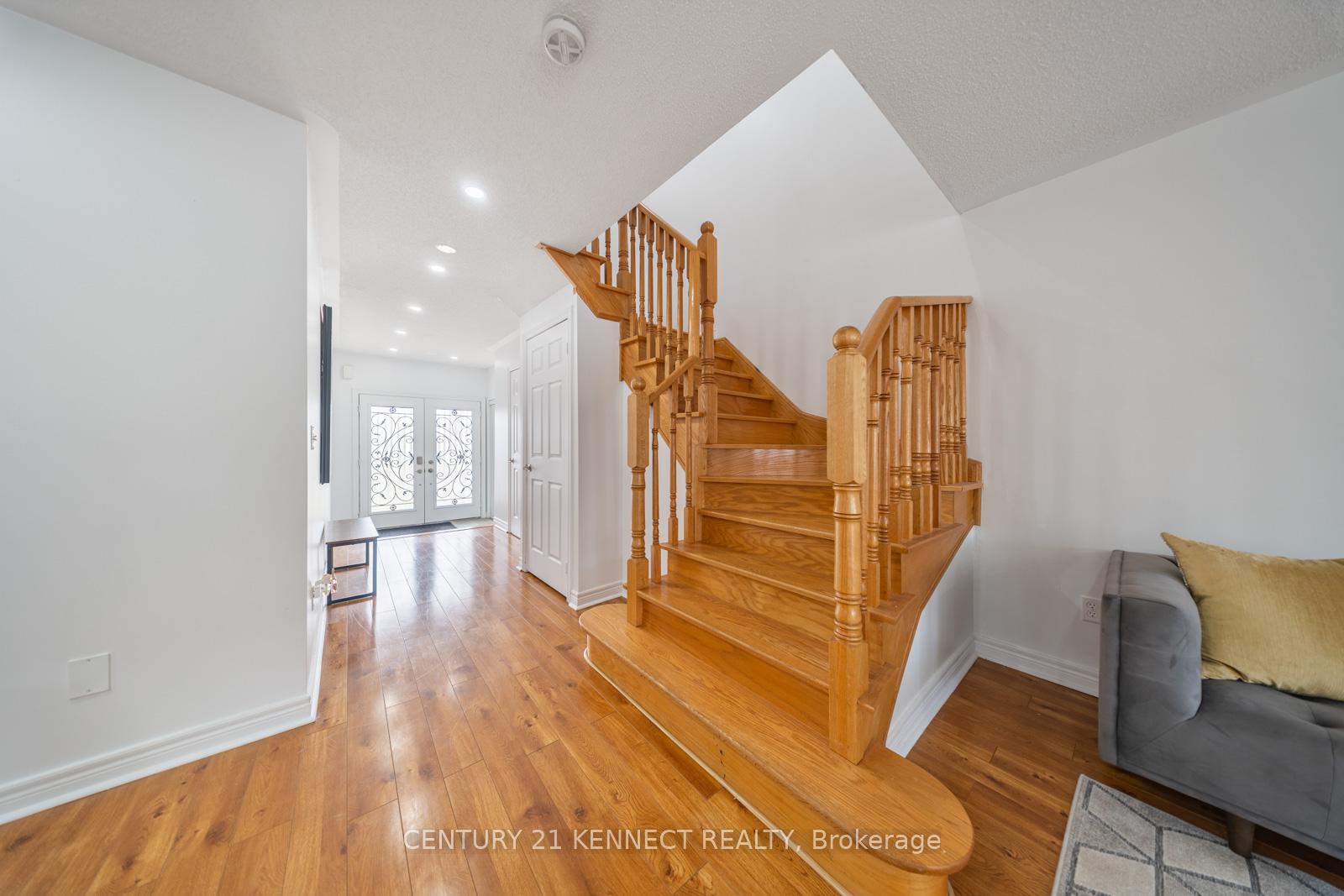 Photo 5 of 56 White Crescent, Barrie, Holly — HOMEH