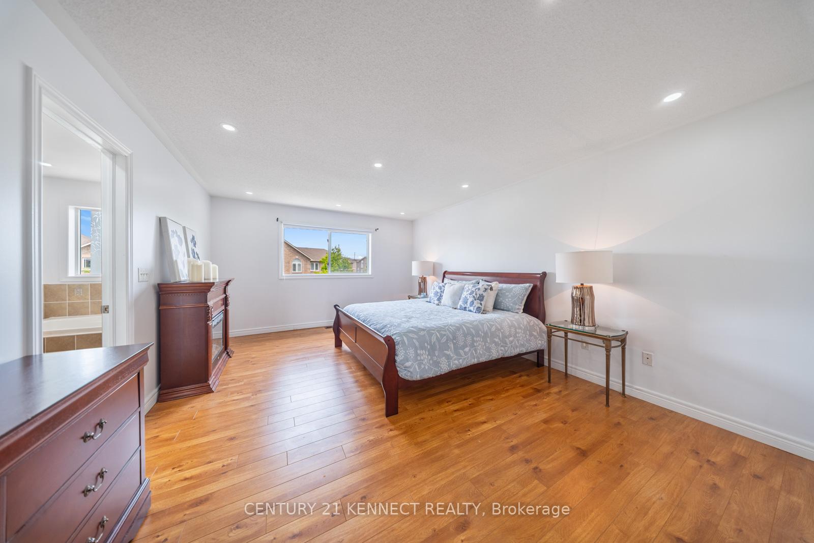 Photo 23 of 56 White Crescent, Barrie, Holly — HOMEH