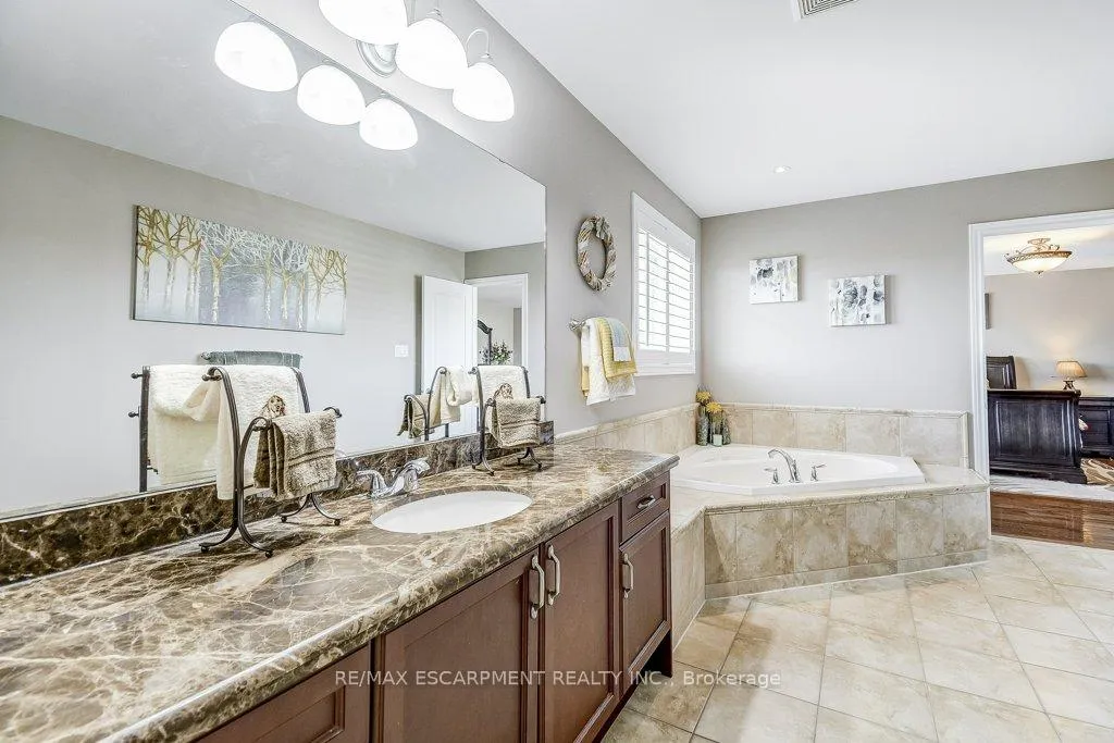 Photo 29 of 33 Lockman Drive, Hamilton, Meadowlands — HOMEH