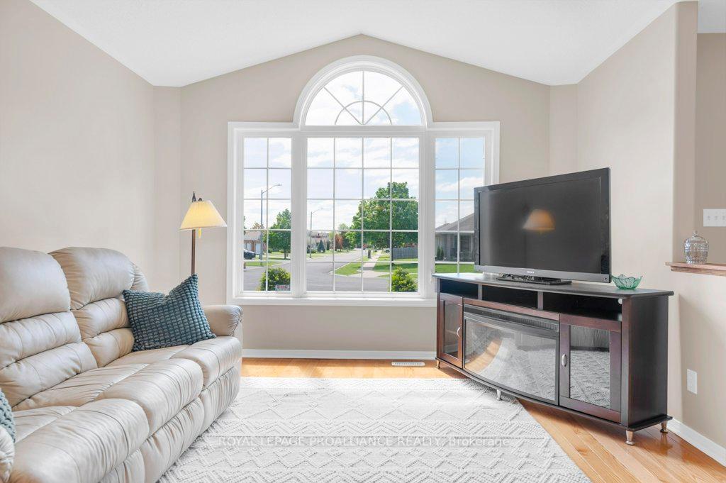 Photo 10 of 60 Hemlock Crescent, Belleville, Belleville Ward — HOMEH