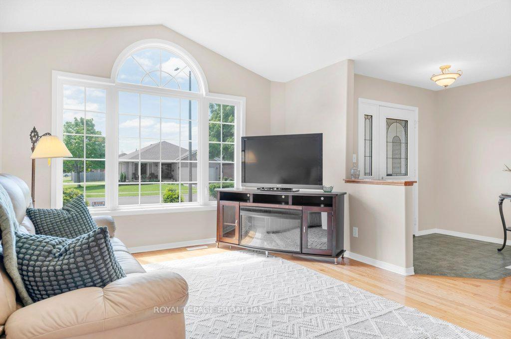 Photo 11 of 60 Hemlock Crescent, Belleville, Belleville Ward — HOMEH