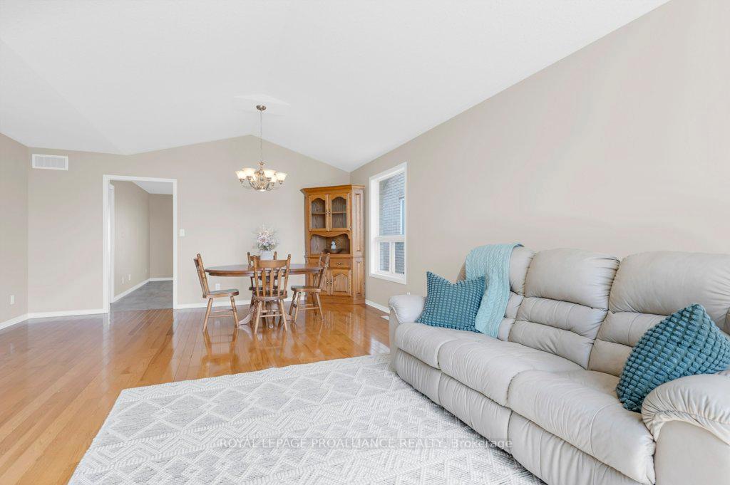 Photo 12 of 60 Hemlock Crescent, Belleville, Belleville Ward — HOMEH