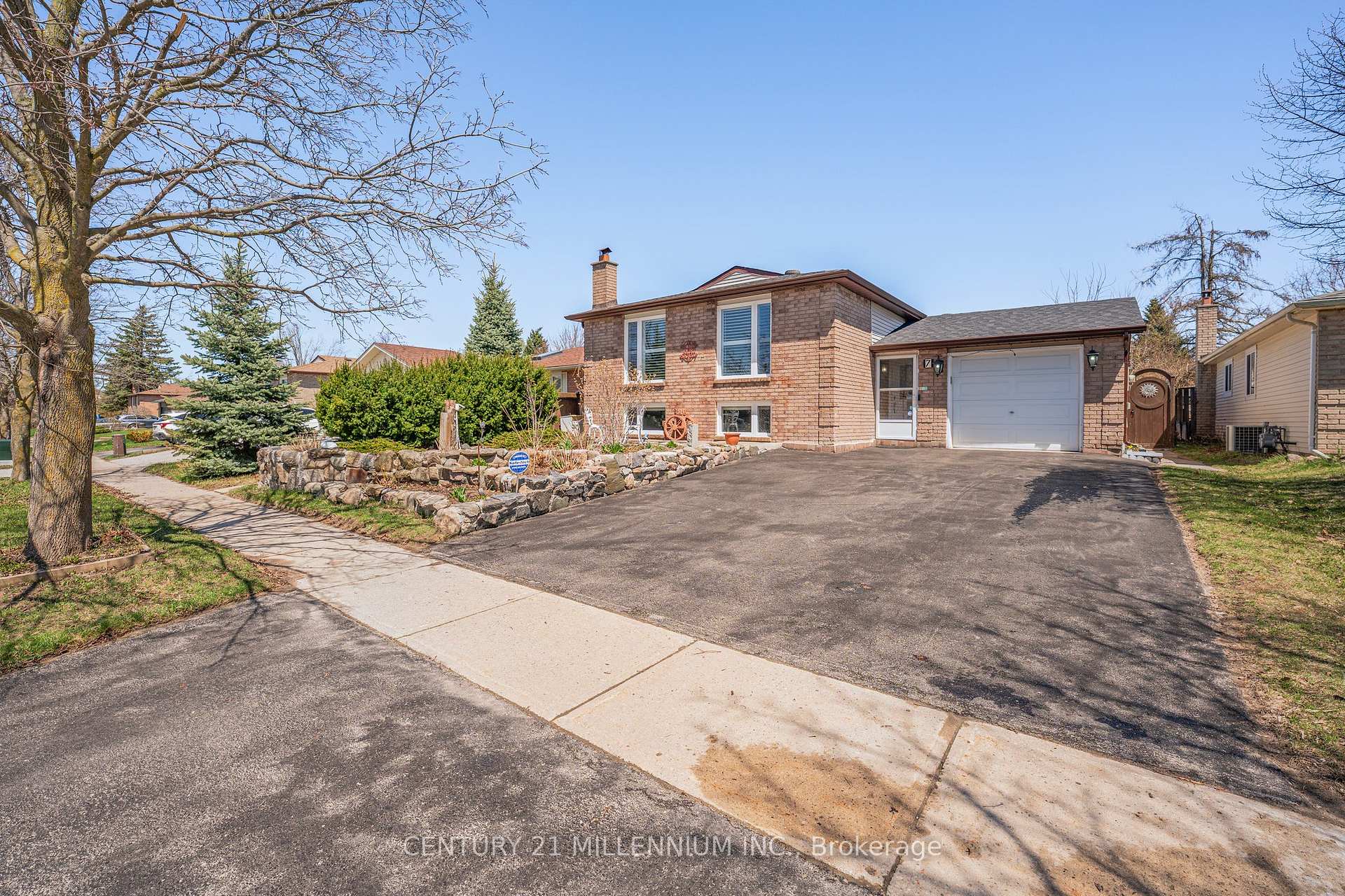 Photo 3 of 7 Coles Street, Barrie, Sunnidale — HOMEH