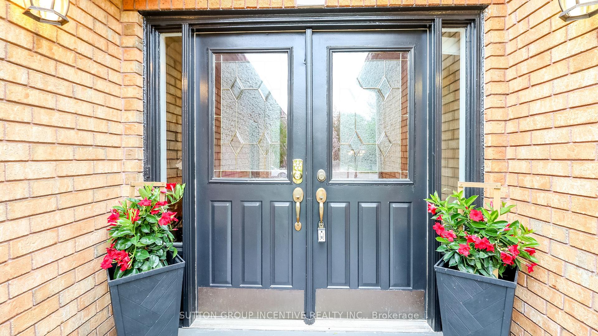 Photo 2 of 69 Brushwood Crescent, Barrie, Bayshore — HOMEH