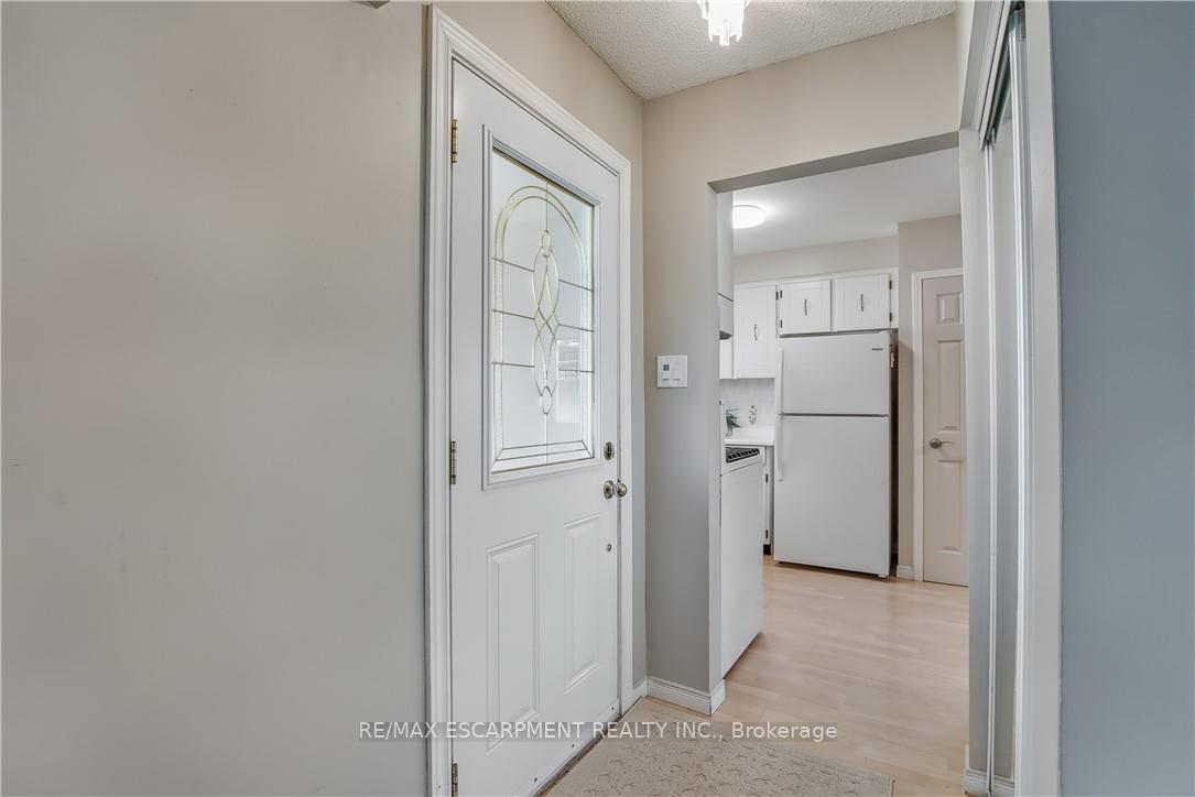 Photo 5 of 79 Gardiner Drive, Hamilton, Gilkson — HOMEH