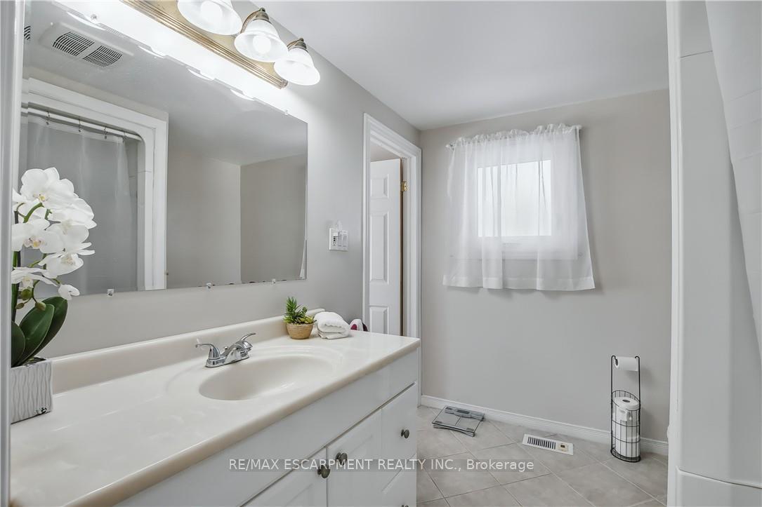 Photo 14 of 79 Gardiner Drive, Hamilton, Gilkson — HOMEH