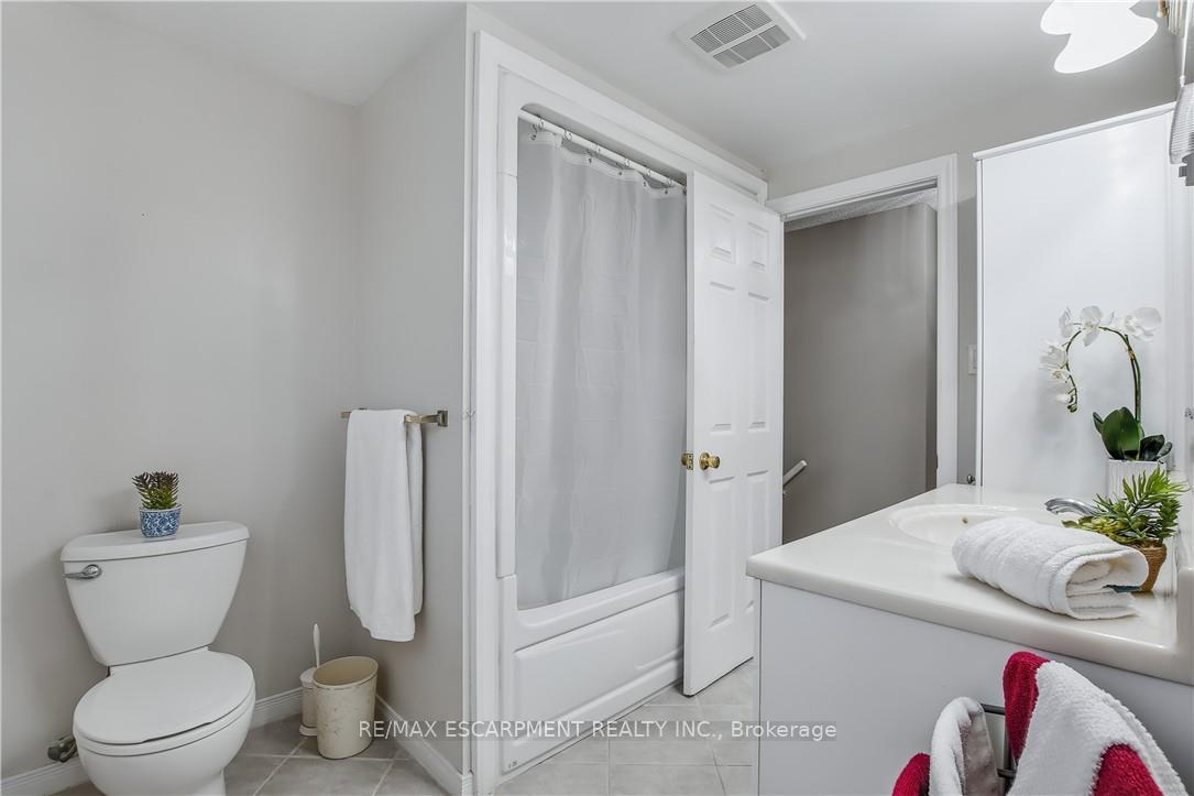 Photo 15 of 79 Gardiner Drive, Hamilton, Gilkson — HOMEH