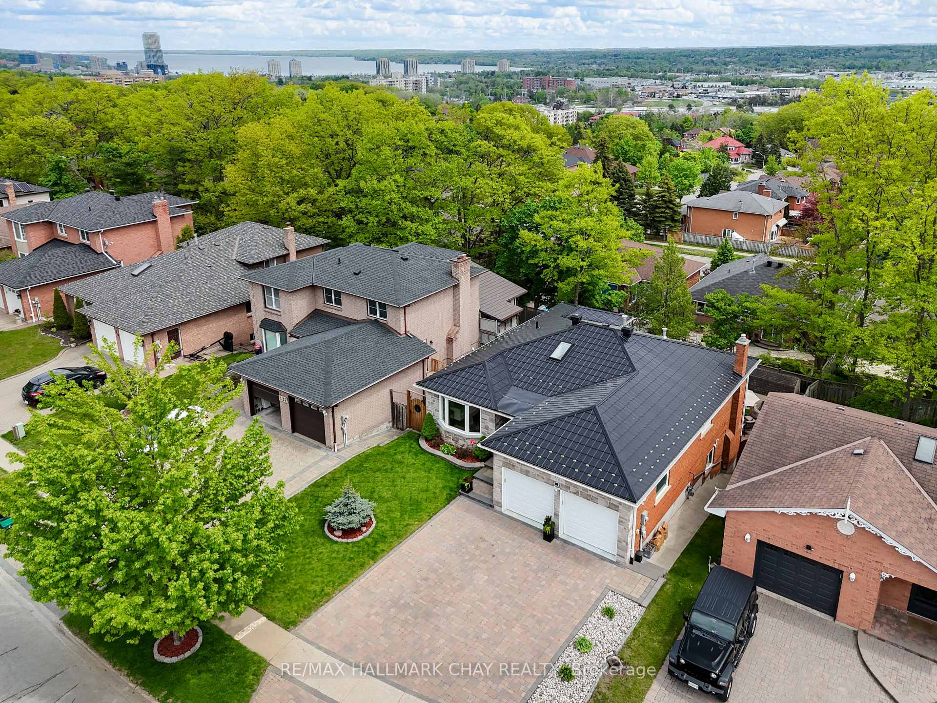 Photo 2 of 135 Fox Run, Barrie, Letitia Heights — HOMEH