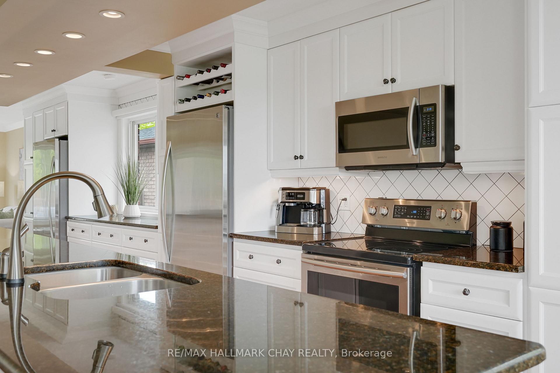 Photo 4 of 135 Fox Run, Barrie, Letitia Heights — HOMEH