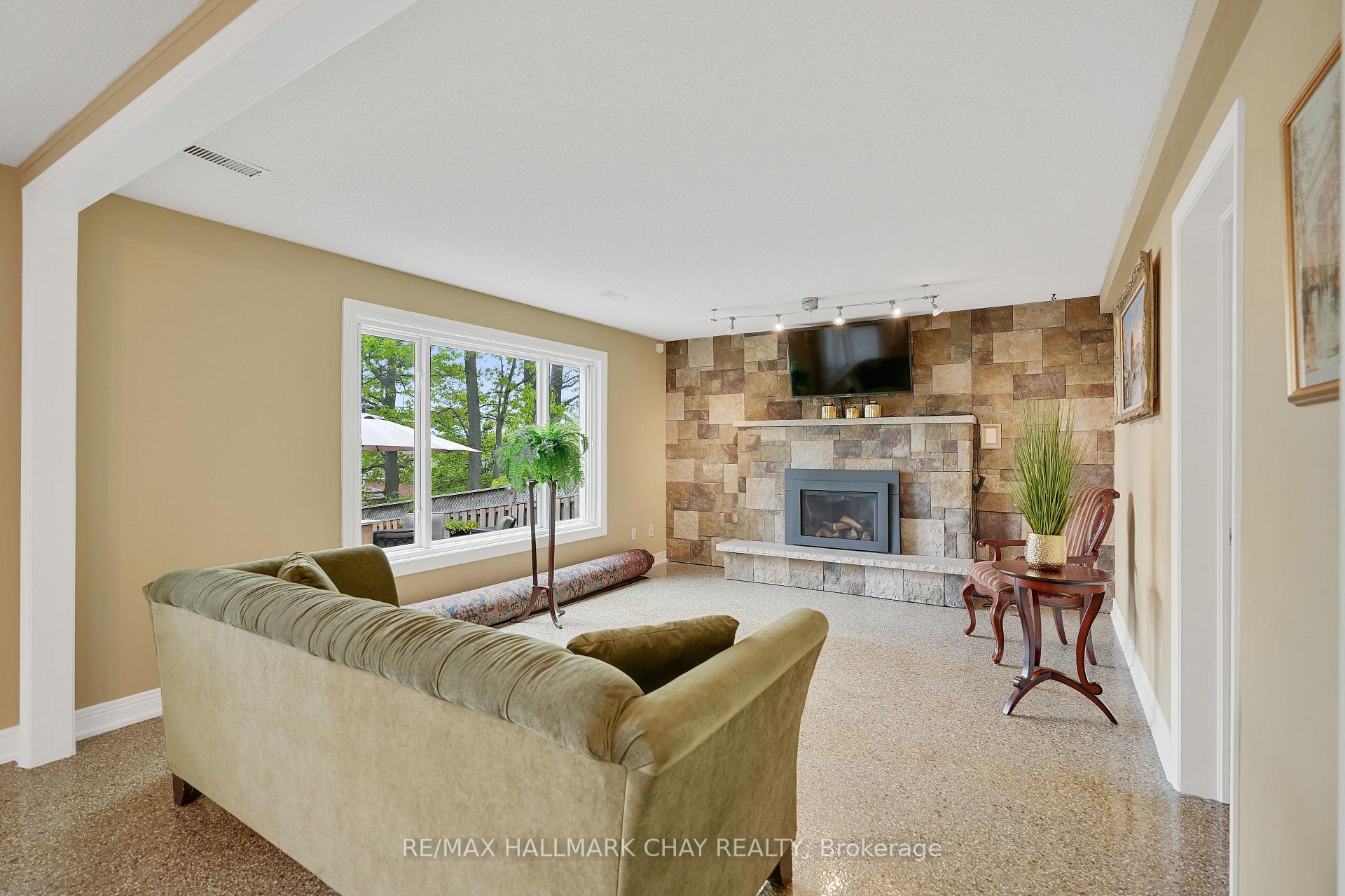 Photo 17 of 135 Fox Run, Barrie, Letitia Heights — HOMEH