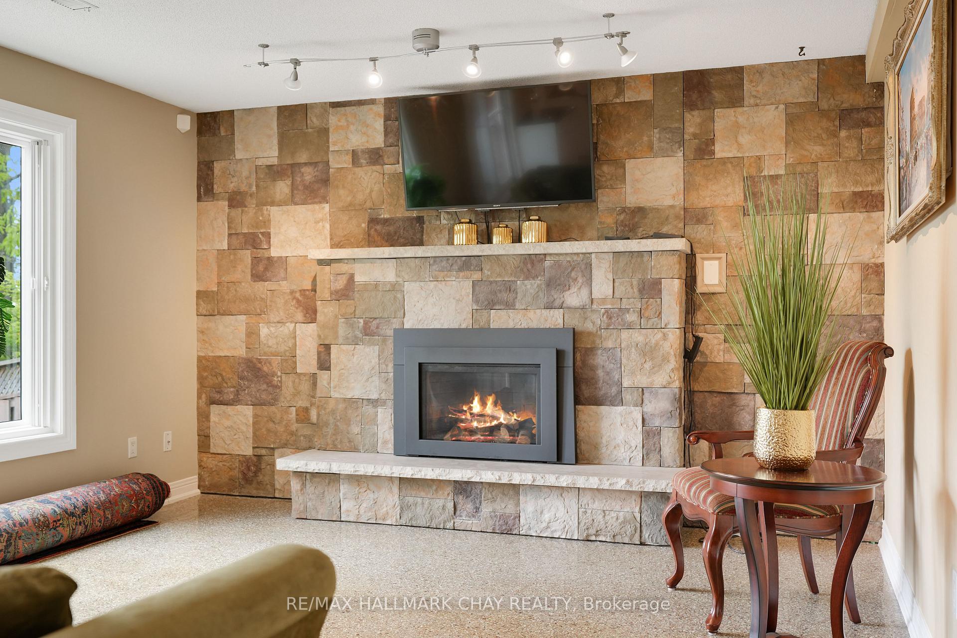 Photo 18 of 135 Fox Run, Barrie, Letitia Heights — HOMEH