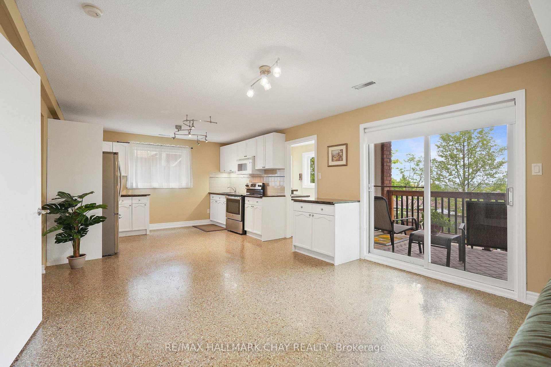 Photo 19 of 135 Fox Run, Barrie, Letitia Heights — HOMEH