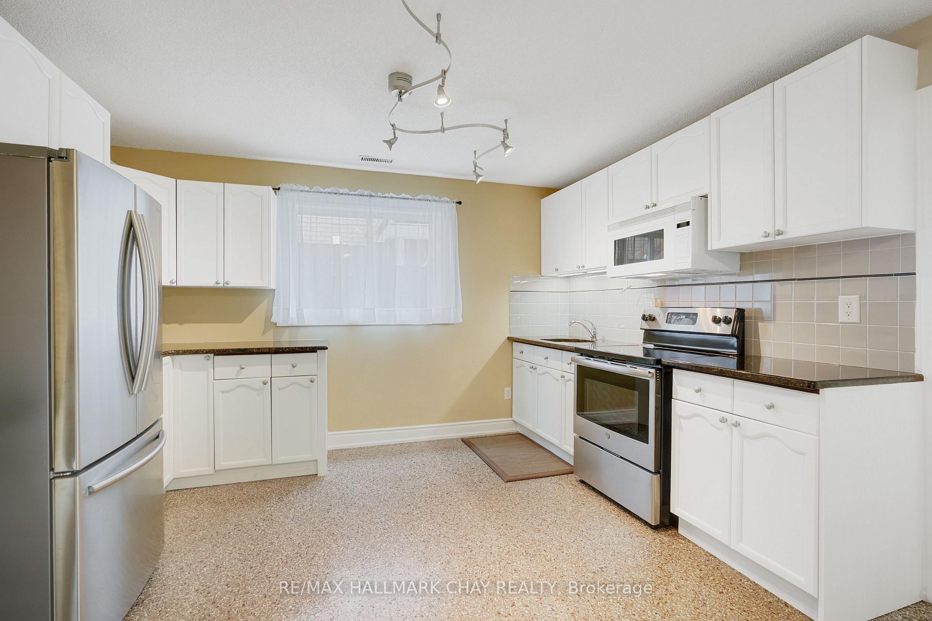 Photo 21 of 135 Fox Run, Barrie, Letitia Heights — HOMEH