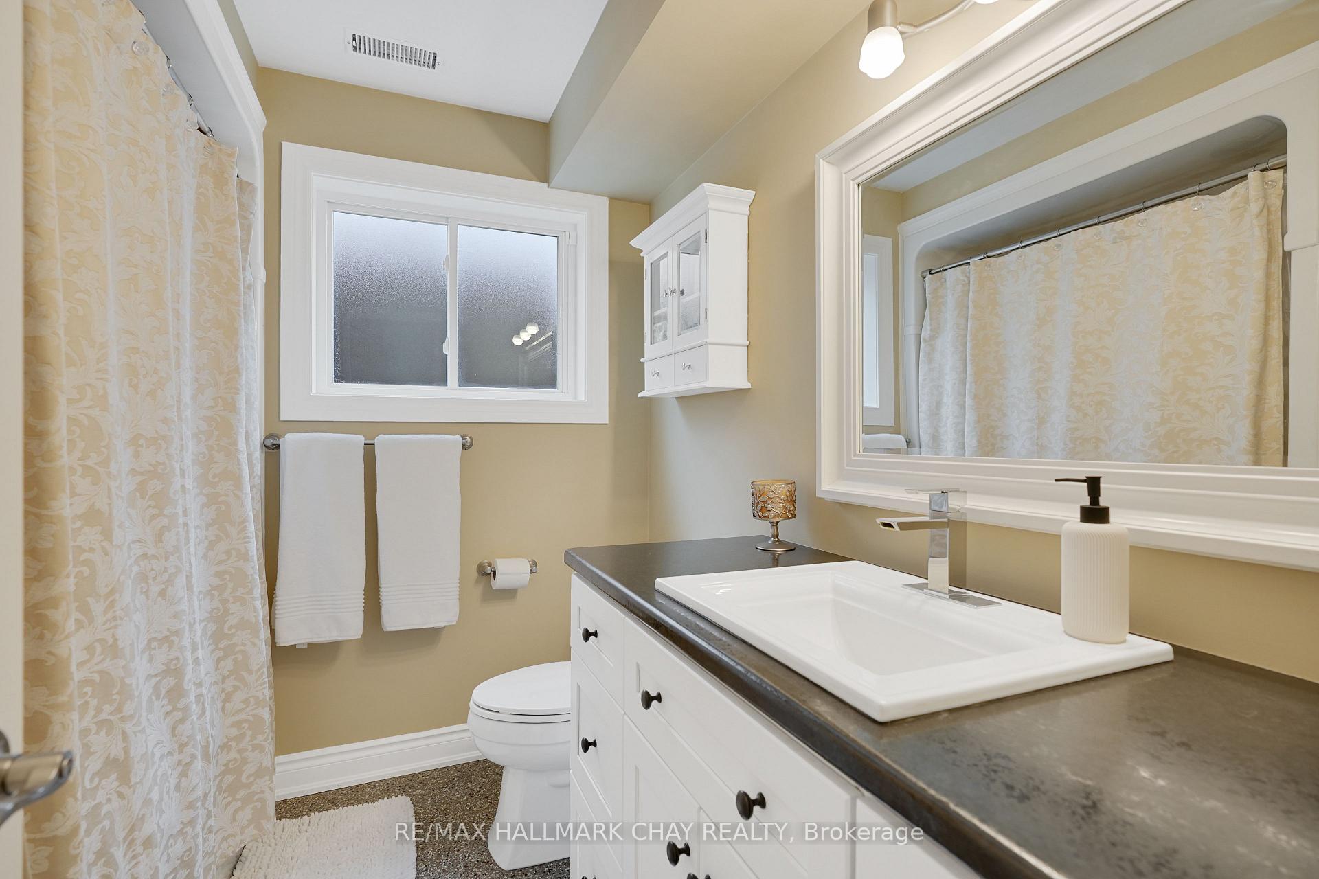 Photo 22 of 135 Fox Run, Barrie, Letitia Heights — HOMEH