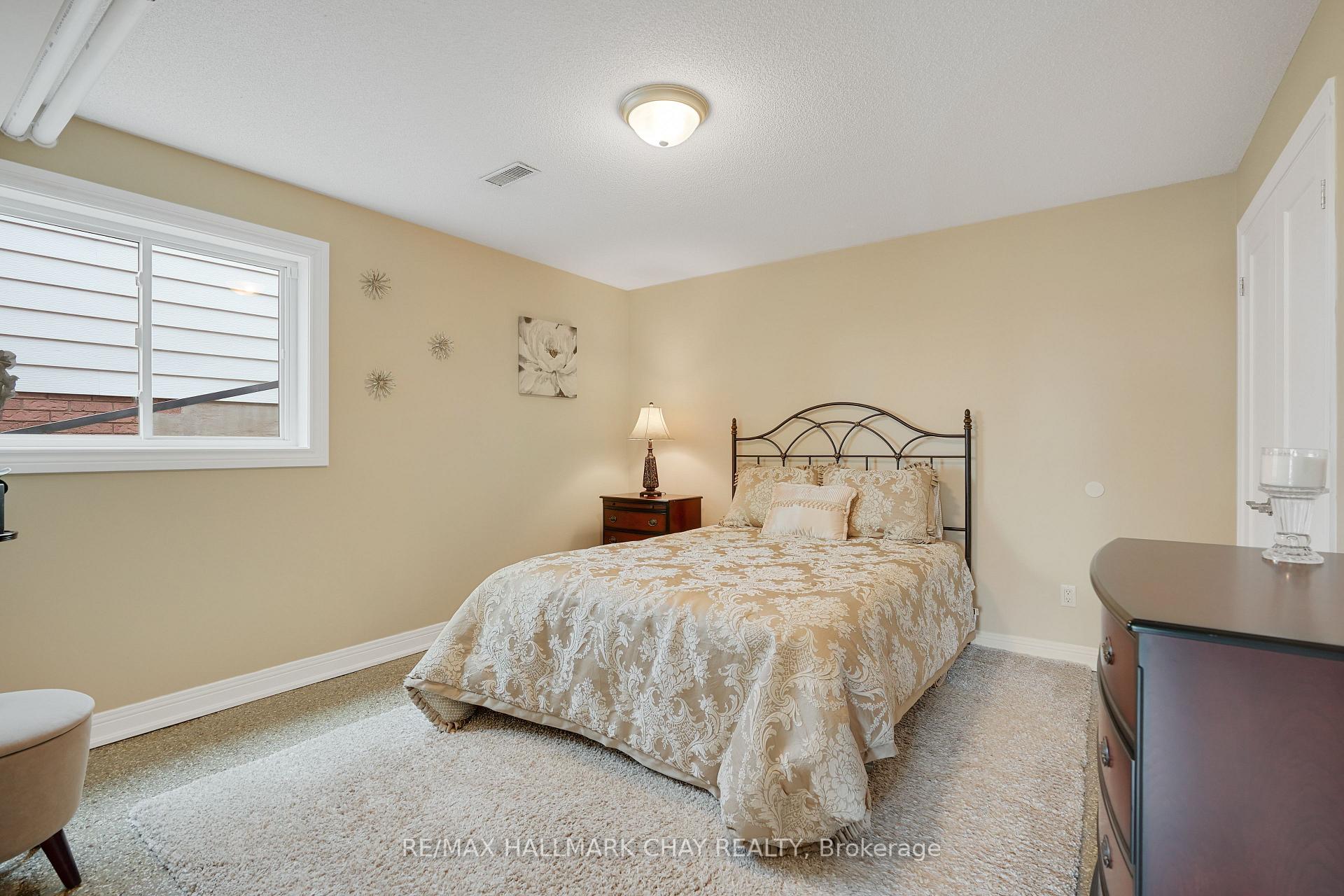 Photo 24 of 135 Fox Run, Barrie, Letitia Heights — HOMEH