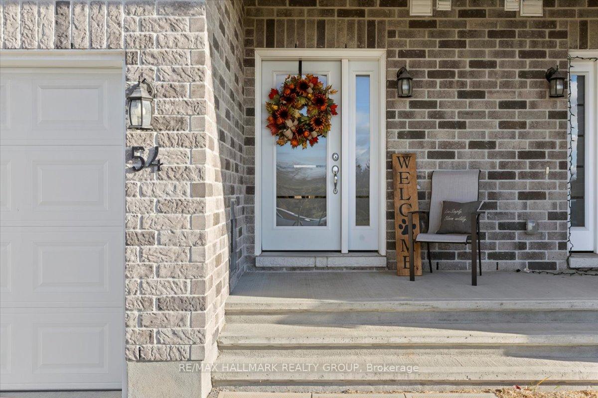 Photo 3 of 54 Vimy Ridge Crescent N, Arnprior — HOMEH