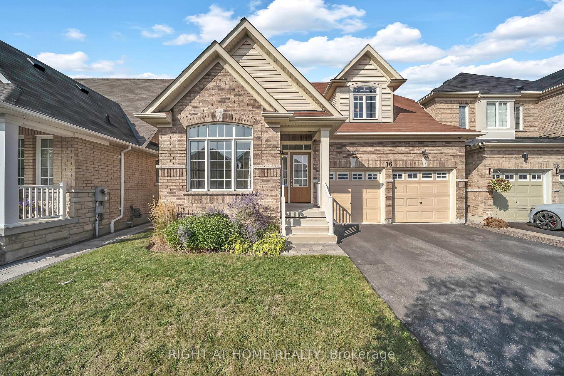 Photo 5 of 16 Sewell Crescent, Ajax, Northeast Ajax — HOMEH