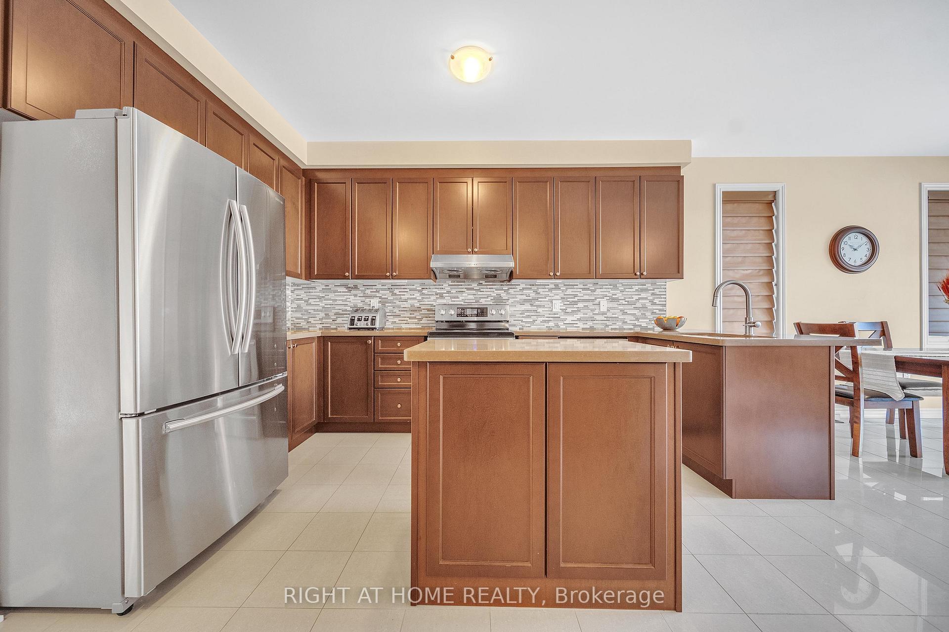 Photo 8 of 16 Sewell Crescent, Ajax, Northeast Ajax — HOMEH