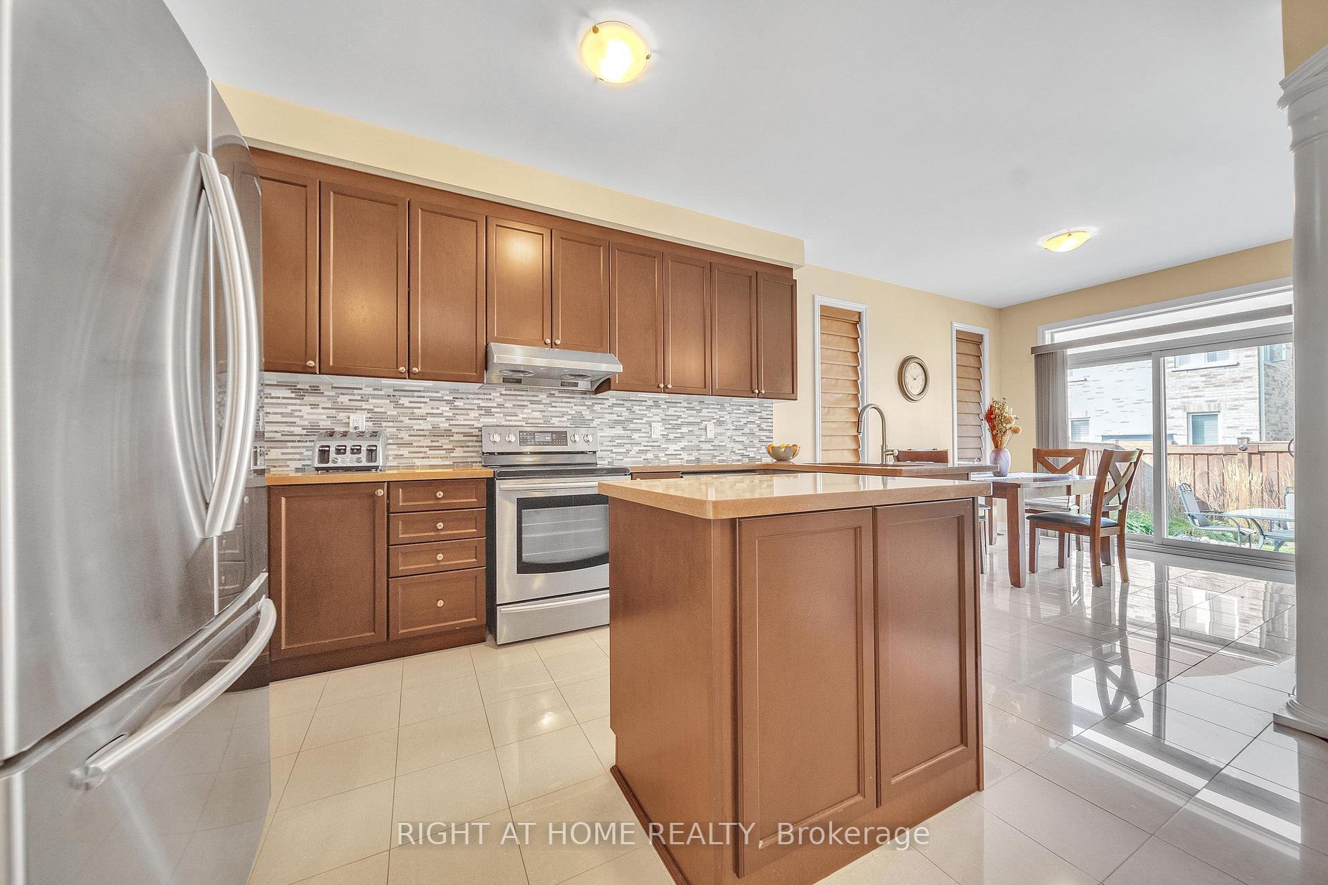 Photo 13 of 16 Sewell Crescent, Ajax, Northeast Ajax — HOMEH