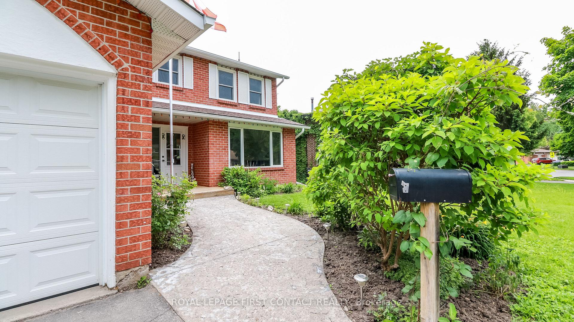 Photo 3 of 228 Browning Trail, Barrie, Letitia Heights — HOMEH