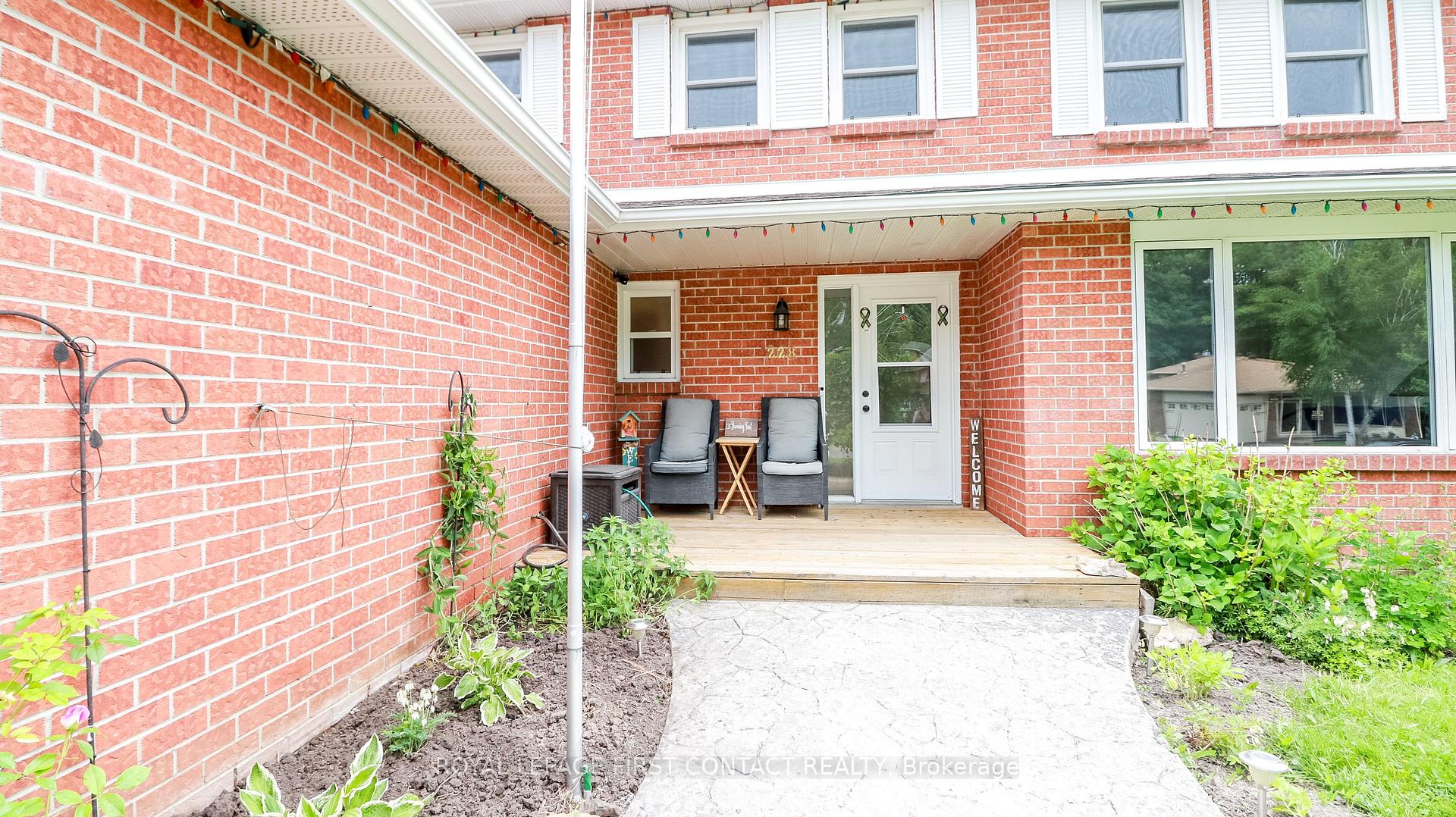 Photo 4 of 228 Browning Trail, Barrie, Letitia Heights — HOMEH