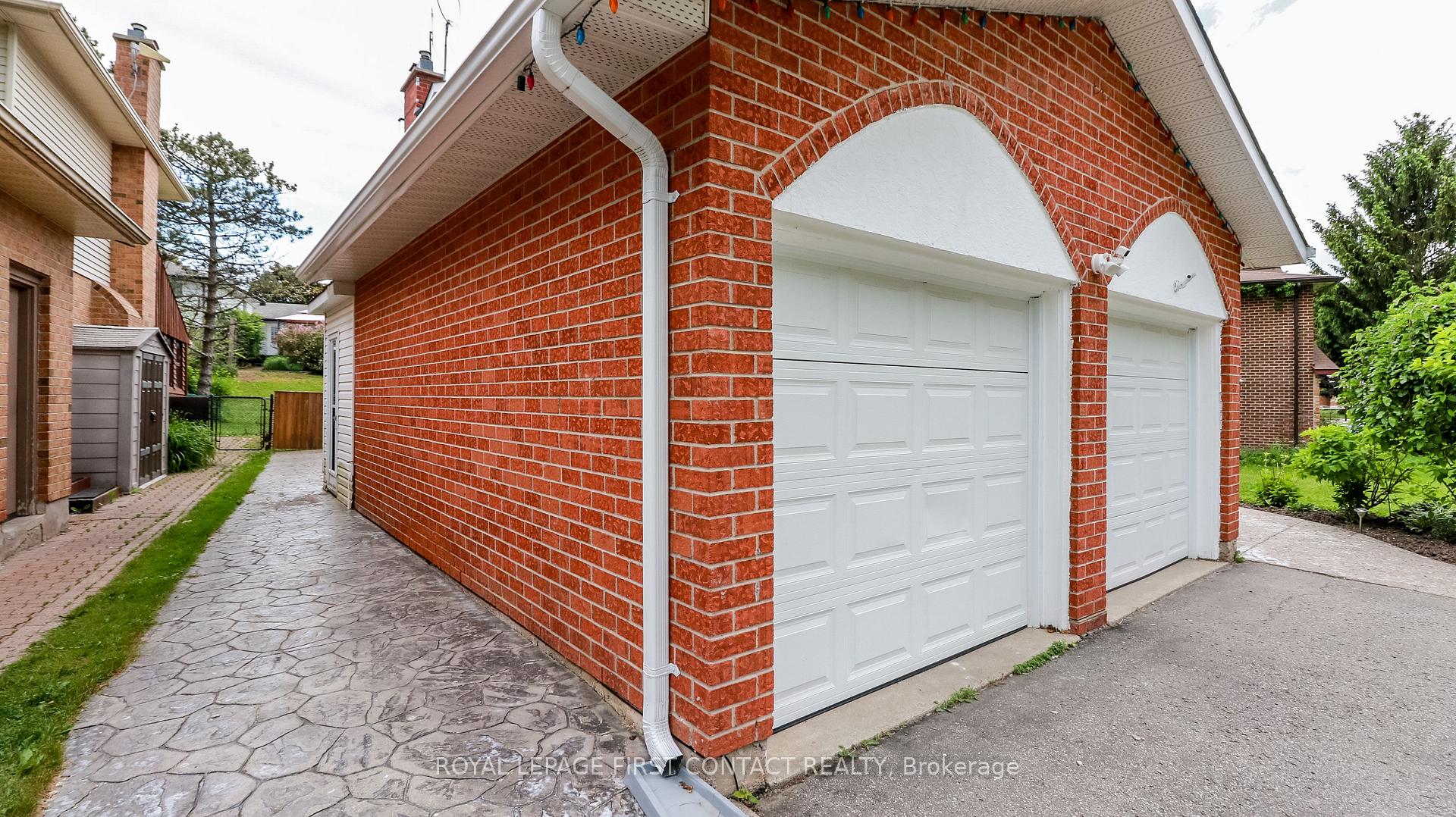 Photo 5 of 228 Browning Trail, Barrie, Letitia Heights — HOMEH