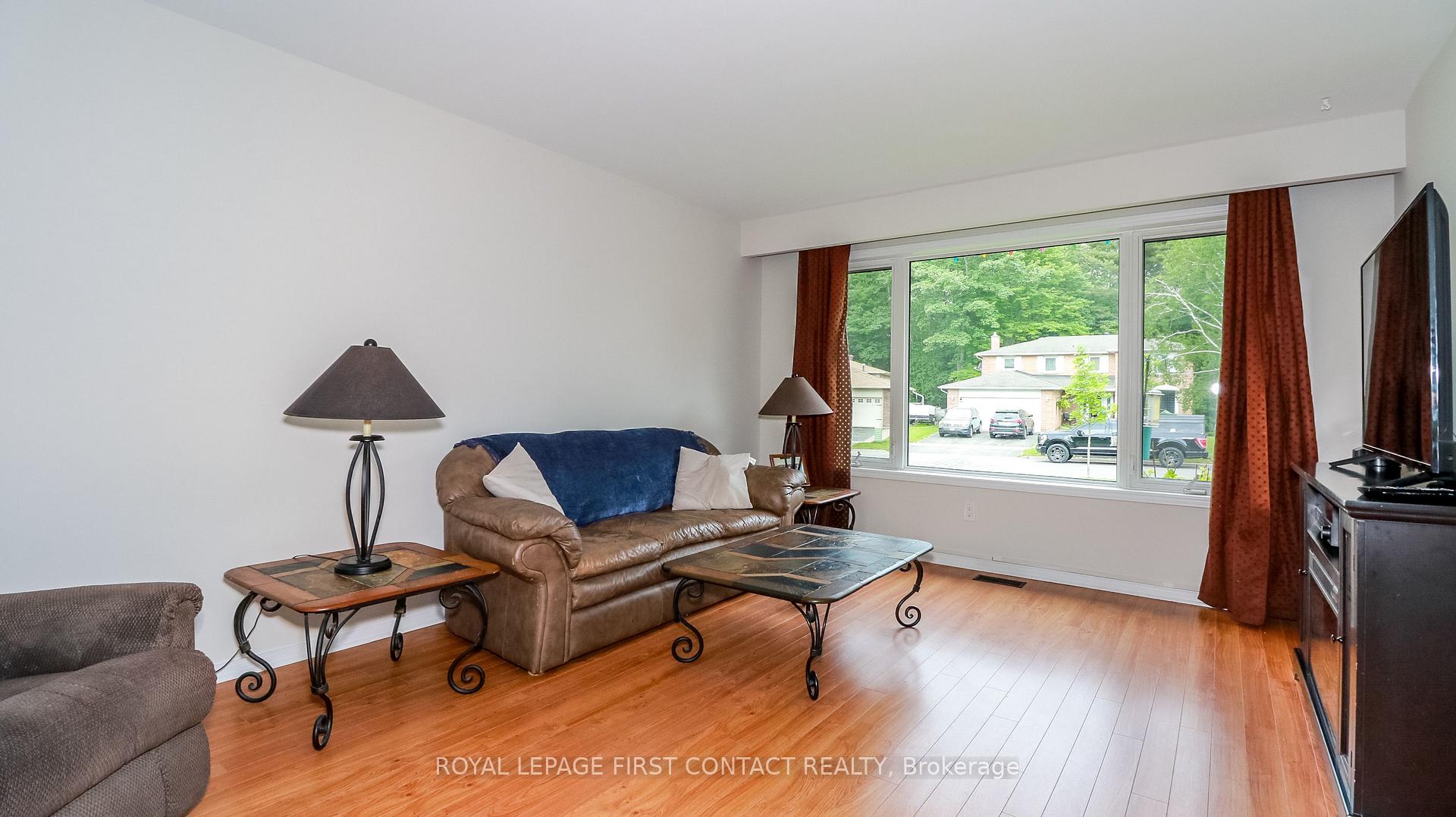 Photo 11 of 228 Browning Trail, Barrie, Letitia Heights — HOMEH