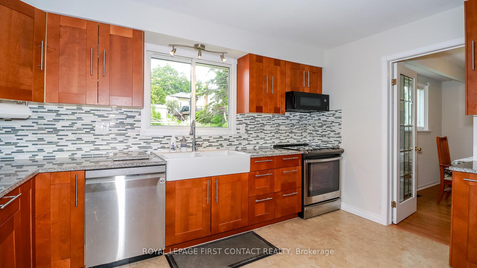 Photo 15 of 228 Browning Trail, Barrie, Letitia Heights — HOMEH