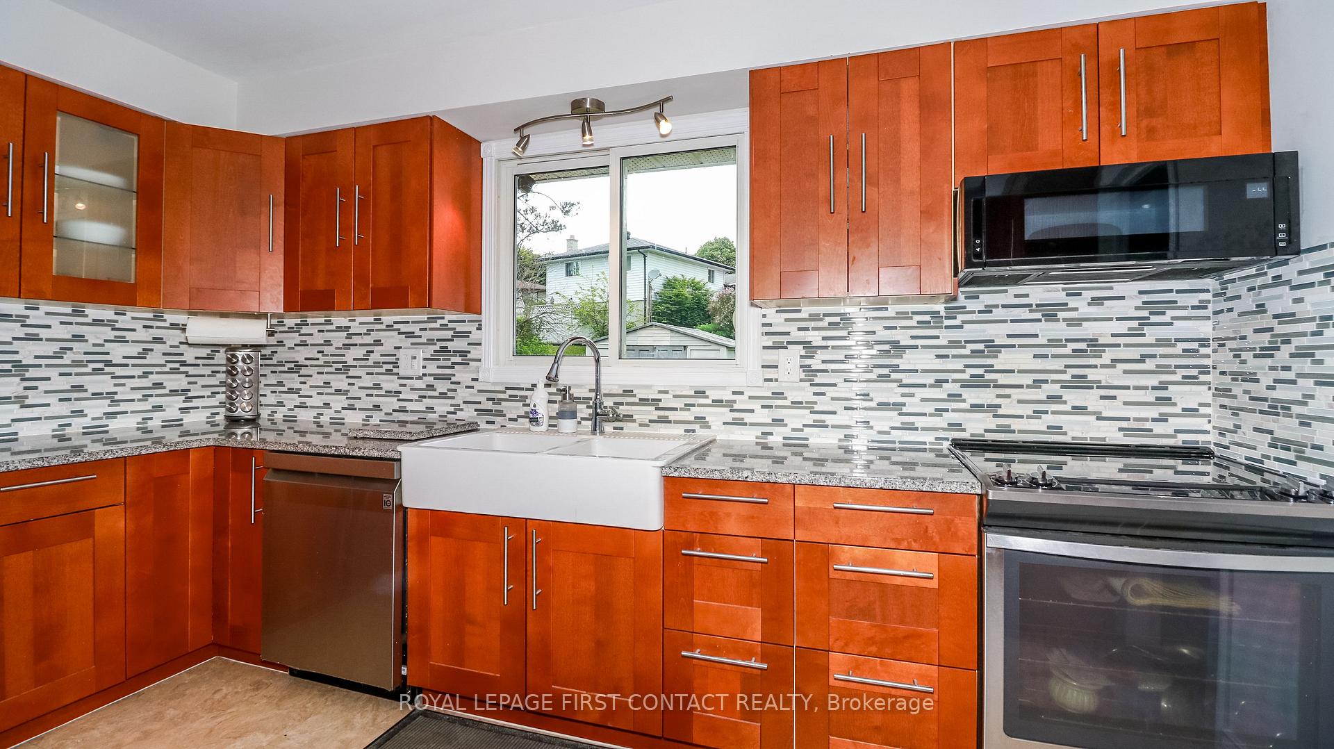 Photo 17 of 228 Browning Trail, Barrie, Letitia Heights — HOMEH
