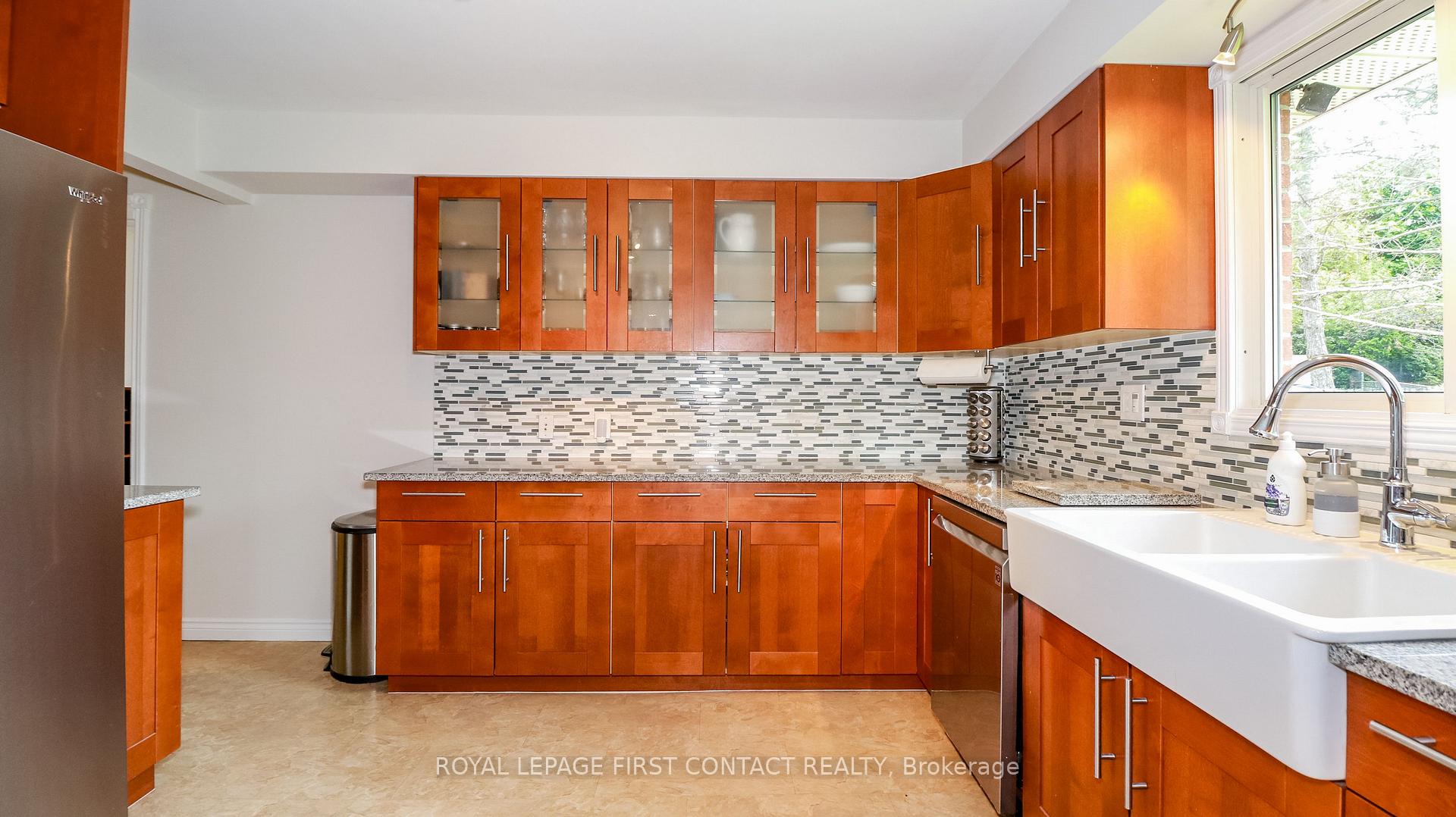 Photo 18 of 228 Browning Trail, Barrie, Letitia Heights — HOMEH